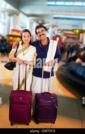 2 South Indian Couple marié en toute sécurité avec une assurance voyage Voyageurs Banque D'Images