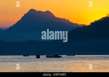 Coucher du soleil sur le Mékong, Luang Prabang, Laos Banque D'Images