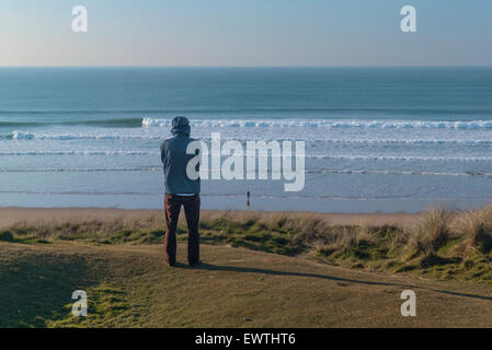 Le dirigeant d'une personne consultant le surf à Cornwall le bleu clair un jour. Banque D'Images