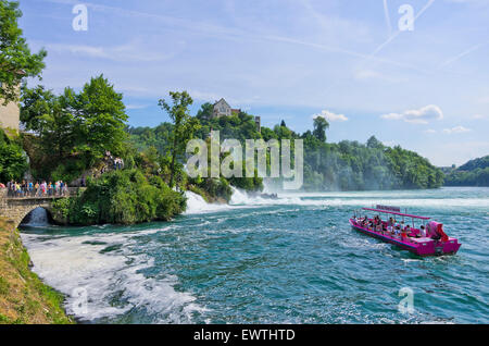 Les touristes par terre et par eau contempler les chutes du Rhin à Schaffhouse, Suisse. Banque D'Images