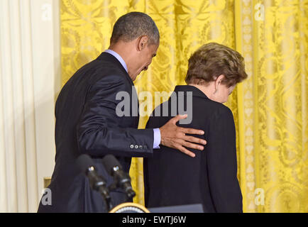 Washington DC, USA. 30 Juin, 2015. Le président des États-Unis, Barack Obama, de gauche et président Dilma Rousseff du Brésil, à droite, à la sortie de l'East Room de la Maison Blanche à Washington, DC après leur conférence de presse commune le mardi, 30 juin 2015. Credit : Ron Sachs/CNP - PAS DE SERVICE DE FIL - Crédit photo : dpa alliance/Alamy Live News Banque D'Images