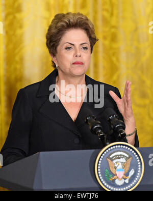 Washington DC, USA. 30 Juin, 2015. Président Dilma Rousseff du Brésil est titulaire d'une conférence de presse conjointe withUnited membres Le président Barack Obama (non représenté) dans la East Room de la Maison Blanche à Washington, DC, le mardi 30 juin 2015. Credit : Ron Sachs/CNP - PAS DE SERVICE DE FIL - Crédit photo : dpa alliance/Alamy Live News Banque D'Images