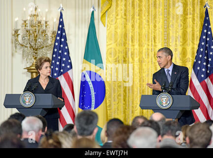 Washington DC, USA. 30 Juin, 2015. Le président des États-Unis Barack Obama, droite, tient une conférence de presse conjointe avec le président du Brésil, Dilma Rousseff, à gauche, dans l'East Room de la Maison Blanche à Washington, DC, le mardi 30 juin 2015. Credit : Ron Sachs/CNP - PAS DE SERVICE DE FIL - Crédit photo : dpa alliance/Alamy Live News Banque D'Images