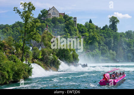 Les chutes du Rhin avec bateau d'excursion et Lauffen Château, Schaffhausen, Suisse. Banque D'Images