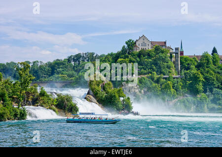 Les chutes du Rhin et le château de Lauffen, Schaffhausen, Suisse. Banque D'Images