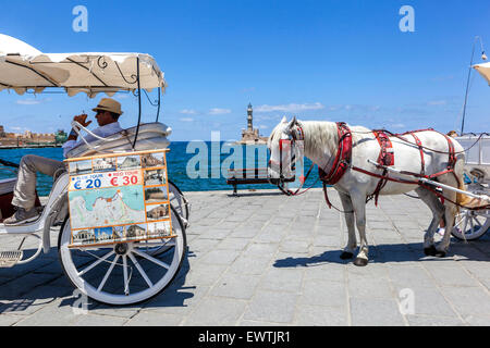 Voitures à cheval attendent les touristes vieux port vénitien de Chania Crète Grèce Banque D'Images