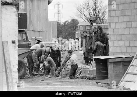 Enquête policière sur la disparition de l'entrepreneur de transport George Brett et son fils Terry Brett âgés de 10 ans, qui ont disparu dans de mystérieuses circonstances. Sur la photo, la police recherche Mount Pleasant Farm à Hornchurch, Essex, 12 octobre 1976. Banque D'Images