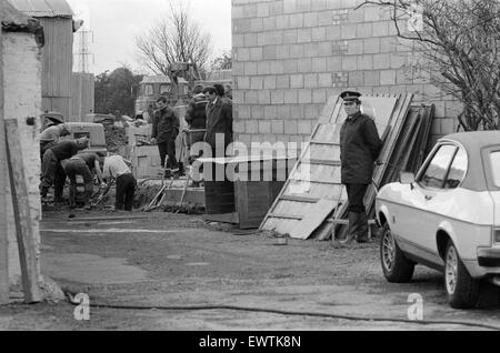 Enquête policière sur la disparition de l'entrepreneur de transport George Brett et son fils Terry Brett âgés de 10 ans, qui ont disparu dans de mystérieuses circonstances. Sur la photo, la police recherche Mount Pleasant Farm à Hornchurch, Essex, 12 octobre 1976. Banque D'Images