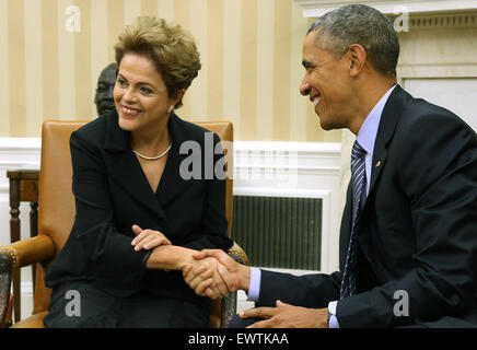 Washington, DC. 30 Juin, 2015. La présidente du Brésil, Dilma Rousseff (L) et le président américain Barack Obama de poser pour des photos dans le bureau ovale à la Maison Blanche le 30 juin 2015 à Washington, DC. Rousseff et Obama a tenu des réunions et une conférence de presse commune près de deux ans après Rousseff accepté mais ignorés alors une invitation à la Maison blanche en raison de révélations de l'ancien de la NSA Edward Snowden que les États-Unis avaient espionnés Rousseff et d'autres Brésiliens. Credit : Chip Somodevilla/Piscine via CNP - PAS DE SERVICE DE FIL - Crédit : dpa/Alamy Live News Banque D'Images