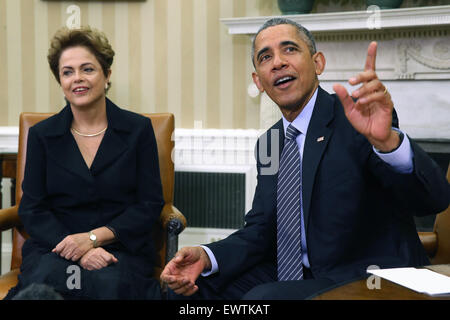 Washington, DC. 30 Juin, 2015. La présidente du Brésil, Dilma Rousseff (L) et le président américain Barack Obama de poser pour des photos dans le bureau ovale à la Maison Blanche le 30 juin 2015 à Washington, DC. Rousseff et Obama a tenu des réunions et une conférence de presse commune près de deux ans après Rousseff accepté mais ignorés alors une invitation à la Maison blanche en raison de révélations de l'ancien de la NSA Edward Snowden que les États-Unis avaient espionnés Rousseff et d'autres Brésiliens. Credit : Chip Somodevilla/Piscine via CNP - PAS DE SERVICE DE FIL - Crédit : dpa/Alamy Live News Banque D'Images