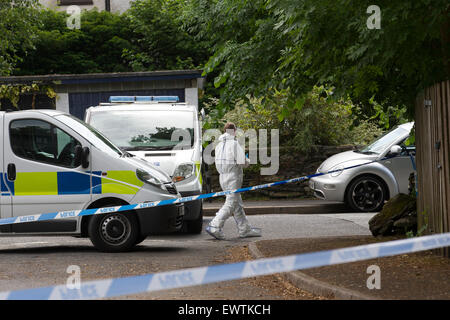 Windermere Cumbria 1er juillet 2015 Quatre personnes ont été arrêtées après qu'un homme a été retrouvé mort à Lake District. On appelle la police à Ellerthwaite Road, Windermere, après que les rapports d'une lutte dans les premières heures et trouvé le corps. L'autopsie aura lieu deux hommes et deux femmes sont remis en cause dans le cadre de la mort.Les petites rues autour de la scène ceinturée de crédit : Gordon Shoosmith/Alamy Live News Banque D'Images