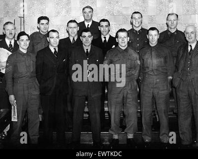 L'équipe anglaise de football de poser pour photo de groupe avant leur match contre l'Écosse à Newcastle. L'article première rangée de gauche à droite sont : Eric Stephenson de Leeds (tenant un journal, il est mort en service actif en Birmanie en septembre 1944), Alf Hanson Banque D'Images