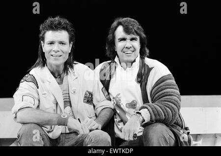 Cliff Richard et le casting de la comédie musicale 'Temps' assister à un photocall tenue au Dominion Theatre. 25 mars 1986. Banque D'Images