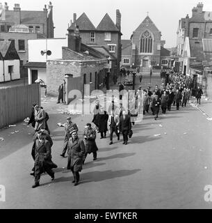 File d'attente des foules à Tottenham Football Club à Londres pour les billets pour la demi-finale de la FA Cup v Manchester United qui se tiendra la semaine prochaine à Sheffield. 25 mars 1962. Banque D'Images