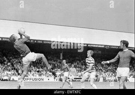 Lecture 2-3 Manchester United, Watney Cup Match à Elm Park, samedi 1er août 1970. Banque D'Images