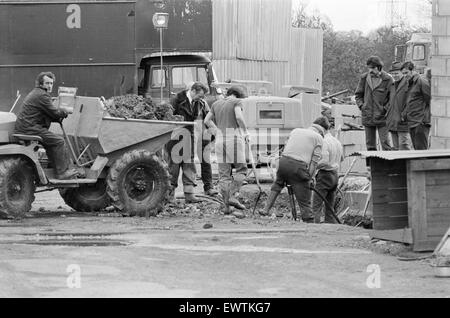 Enquête policière sur la disparition de l'entrepreneur de transport George Brett et son fils Terry Brett âgés de 10 ans, qui ont disparu dans de mystérieuses circonstances. Sur la photo, la police recherche Mount Pleasant Farm à Hornchurch, Essex, 12 octobre 1976. Banque D'Images