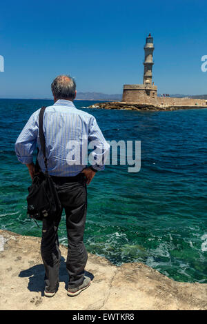 Phare de Chania, vieux port vénitien Chania Crète Grèce Europe un homme adulte senior au bord de l'eau regardez le phare Banque D'Images