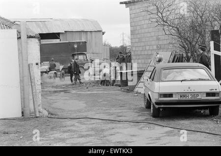 Enquête policière sur la disparition de l'entrepreneur de transport George Brett et son fils Terry Brett âgés de 10 ans, qui ont disparu dans de mystérieuses circonstances. Sur la photo, la police recherche Mount Pleasant Farm à Hornchurch, Essex, 12 octobre 1976. Banque D'Images