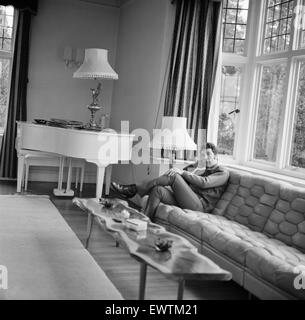 Tom Jones, dans son nouveau livre 65000 home à Weybridge, Surrey, le 29 décembre 1968. Banque D'Images