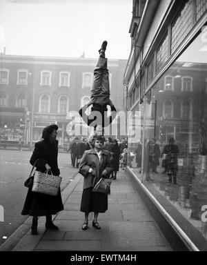 Deux filles de la loi sur l'Chaludis effectuer dans la rue à Hammersmith, Londres. 13 janvier 1953. Banque D'Images