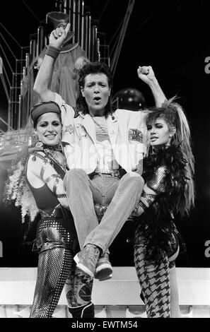 Cliff Richard et le casting de la comédie musicale 'Temps' assister à un photocall tenue au Dominion Theatre. 25 mars 1986. Banque D'Images