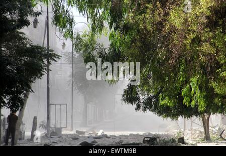 Aleppo, République arabe syrienne. 1er juillet 2015. La fumée monte après une attaque canon bombe signalés par les forces gouvernementales syriennes dans le district de Aghyar dans le nord de la ville syrienne d'Alep, 1 juillet 2015 Al-Halbi Crédit : Ameer/APA/Images/fil ZUMA Alamy Live News Banque D'Images