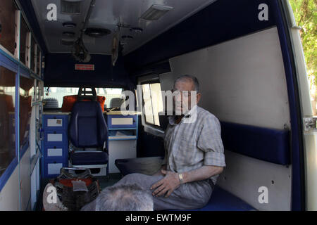 Aleppo, République arabe syrienne. 1er juillet 2015. Un homme syrien au traitement attend une ambulance après avoir signalé un baril bombe attaque par les forces gouvernementales syriennes dans le district de Aghyar dans le nord de la ville syrienne d'Alep, 1 juillet 2015 Al-Halbi Crédit : Ameer/APA/Images/fil ZUMA Alamy Live News Banque D'Images