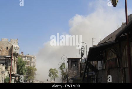 Aleppo, République arabe syrienne. 1er juillet 2015. La fumée monte après une attaque canon bombe signalés par les forces gouvernementales syriennes dans le district de Aghyar dans le nord de la ville syrienne d'Alep, 1 juillet 2015 Al-Halbi Crédit : Ameer/APA/Images/fil ZUMA Alamy Live News Banque D'Images