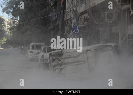 Aleppo, République arabe syrienne. 1er juillet 2015. La fumée monte après une attaque canon bombe signalés par les forces gouvernementales syriennes dans le district de Aghyar dans le nord de la ville syrienne d'Alep, 1 juillet 2015 Al-Halbi Crédit : Ameer/APA/Images/fil ZUMA Alamy Live News Banque D'Images