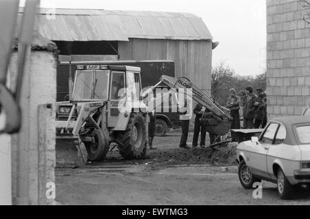 Enquête policière sur la disparition de l'entrepreneur de transport George Brett et son fils Terry Brett âgés de 10 ans, qui ont disparu dans de mystérieuses circonstances. Sur la photo, la police recherche ferme à Mount Pleasant, Essex Hornchurch, 13 octobre 1976. Banque D'Images