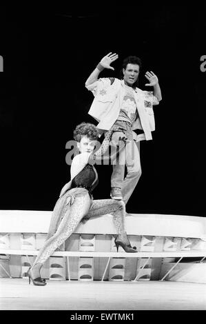 Cliff Richard et le casting de la comédie musicale 'Temps' assister à un photocall tenue au Dominion Theatre. 25 mars 1986. Banque D'Images