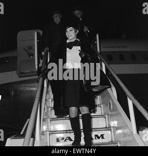 Barbra Streisand, actrice et chanteuse américaine, arrive à l'aéroport Heathrow de Londres, 17 mars 1966. Elle est au Royaume-Uni à star dans son spectacle à Broadway Funny Girl, qui s'ouvre à l'Ouest le mois prochain. Banque D'Images