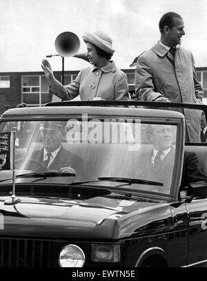 La reine Elizabeth II et le Prince Philip, duc d'Édimbourg le tour de la Base de Prissick lors de leur visite à Teesside au cours de la tournée du jubilé d'argent. 14 juillet 1977. Banque D'Images