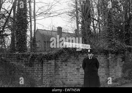 Enquête policière sur la disparition de l'entrepreneur de transport George Brett et son fils Terry Brett âgés de 10 ans, qui ont disparu dans de mystérieuses circonstances. Sur la photo, la police recherche maison familiale d'Beredens ferme à Upminster, Essex, 7 janvier 1975. Banque D'Images