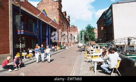 La rue du Canal, le centre de la Village Gay de Manchester, est une rue dans le centre-ville de Manchester, au nord-ouest de l'Angleterre. La rue piétonne qui longe le côté ouest de la p16, est bordée de bars et restaurants gay. 25 août 1995 Banque D'Images