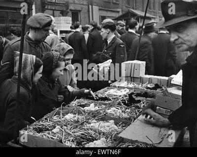 Les petits porteurs est de Londres vente de restockage. 18 février 1945 l'Est de Londres 'arrière-cour les petits exploitants" au marché de rue à Bethnal Green, l'achat de lapins, poussins, poules, chèvres etc pour le printemps le repeuplement. Ils sont juges de la vif et bien offert l'élevage Banque D'Images