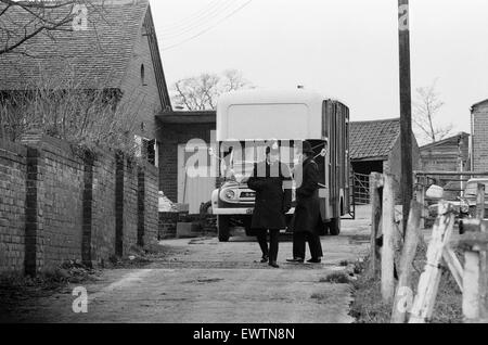 Enquête policière sur la disparition de l'entrepreneur de transport George Brett et son fils Terry Brett âgés de 10 ans, qui ont disparu dans de mystérieuses circonstances. Sur la photo, la police recherche maison familiale d'Beredens ferme à Upminster, Essex, 7 janvier 1975. Banque D'Images