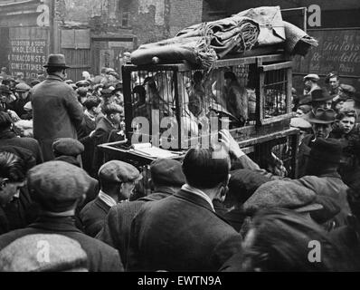 Les petits porteurs est de Londres vente de restockage. 18 février 1945 l'Est de Londres 'arrière-cour les petits exploitants" au marché de rue à Bethnal Green, l'achat de lapins, poussins, poules, chèvres etc pour le printemps le repeuplement. Ils sont juges de la vif et bien offert l'élevage Banque D'Images