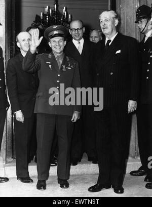 Yuri Gagarin vu ici avec le premier ministre Harold Macmillan à l'Admiralty House. L'astronaute russe salue la foule avant de dire au revoir au premier ministre et la position à travers le ministère de l'air à Whitehall. 13 Juillet 1961 Banque D'Images