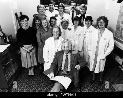 Queen Elizabeth Hospital, Sheriff Hill, Gateshead, Angleterre. 23 septembre 1986. John Monaghan et le Dr Ann Brough avec leur équipe à l'Hôpital Queen Elizabeth Banque D'Images