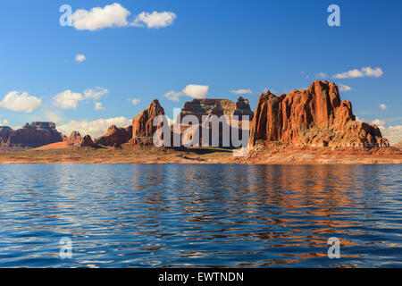 Les murs de canyon sur le Lac Powell, à la frontière de l'Arizona et l'Utah, USA Banque D'Images