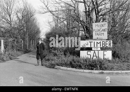 Enquête policière sur la disparition de l'entrepreneur de transport George Brett et son fils Terry Brett âgés de 10 ans, qui ont disparu dans de mystérieuses circonstances. Sur la photo, la police recherche ferme à Mount Pleasant, Essex Hornchurch, 11 octobre 1976. Banque D'Images