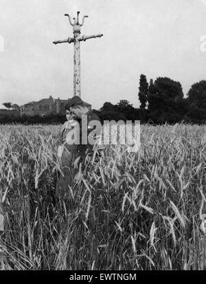 Un soldat américain et sa petite amie, faites une promenade à travers un champ d'orge près de Maryvale, Birmingham. Le lampadaire est tout ce qui reste d'un ensemble immobilier qui a été annulée au début de la guerre et les terres remises à la production alimentaire Banque D'Images