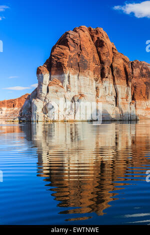 Les murs de canyon sur le Lac Powell, à la frontière de l'Arizona et l'Utah, USA Banque D'Images