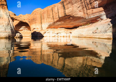 Les murs de canyon sur le Lac Powell, à la frontière de l'Arizona et l'Utah, USA Banque D'Images