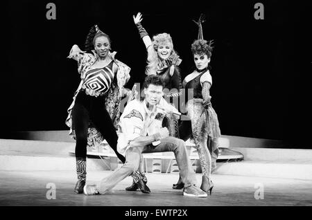 Cliff Richard, l'aube d'Espoir, Jodie Wilson et Maria Ventua, le casting de la comédie musicale 'Temps' assister à un photocall tenue au Dominion Theatre. 25 mars 1986. Banque D'Images