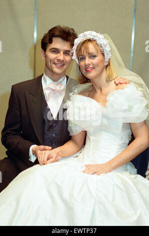 La National Bridal Fair tiendra à NEC. Kim Dobson, porte une robe de mariée de Geneviève Studio et Herbert Amplatz, porter un costume d'affaires formel Ltd. 15e Février 1991. Banque D'Images