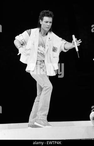 Cliff Richard et le casting de la comédie musicale 'Temps' assister à un photocall tenue au Dominion Theatre. 25 mars 1986. Banque D'Images