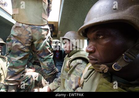 Les trains de l'armée de la Sierra Leone à l'extérieur de Freetown avant un déploiement de maintien de la paix en Somalie. Banque D'Images