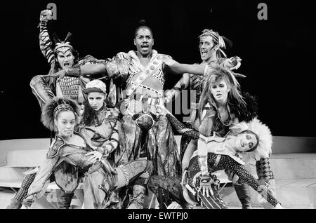 Cliff Richard et le casting de la comédie musicale 'Temps' assister à un photocall tenue au Dominion Theatre. 25 mars 1986. Banque D'Images